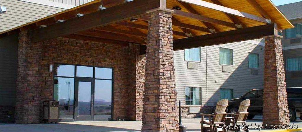 The Watford Hotel Watford City Exterior photo