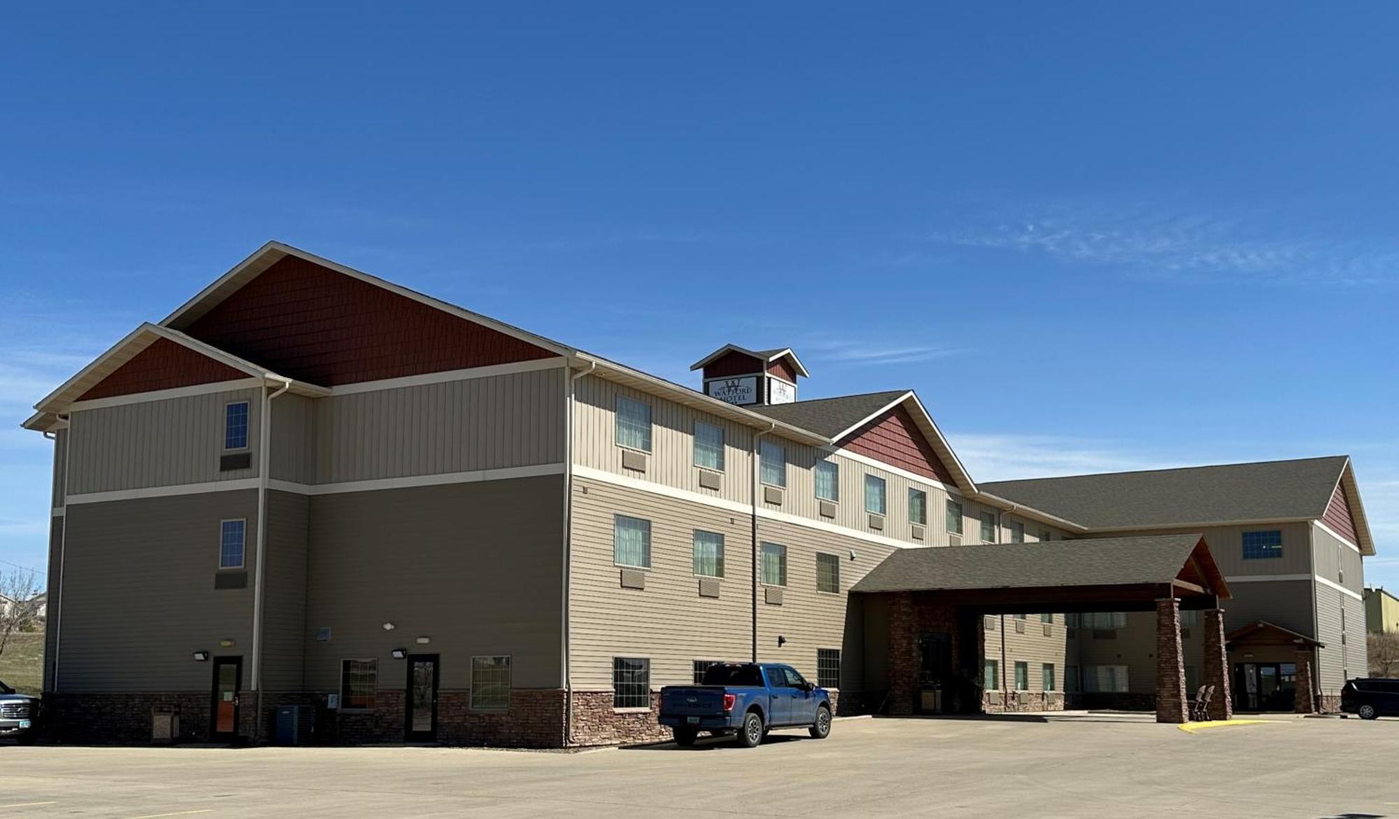 The Watford Hotel Watford City Exterior photo