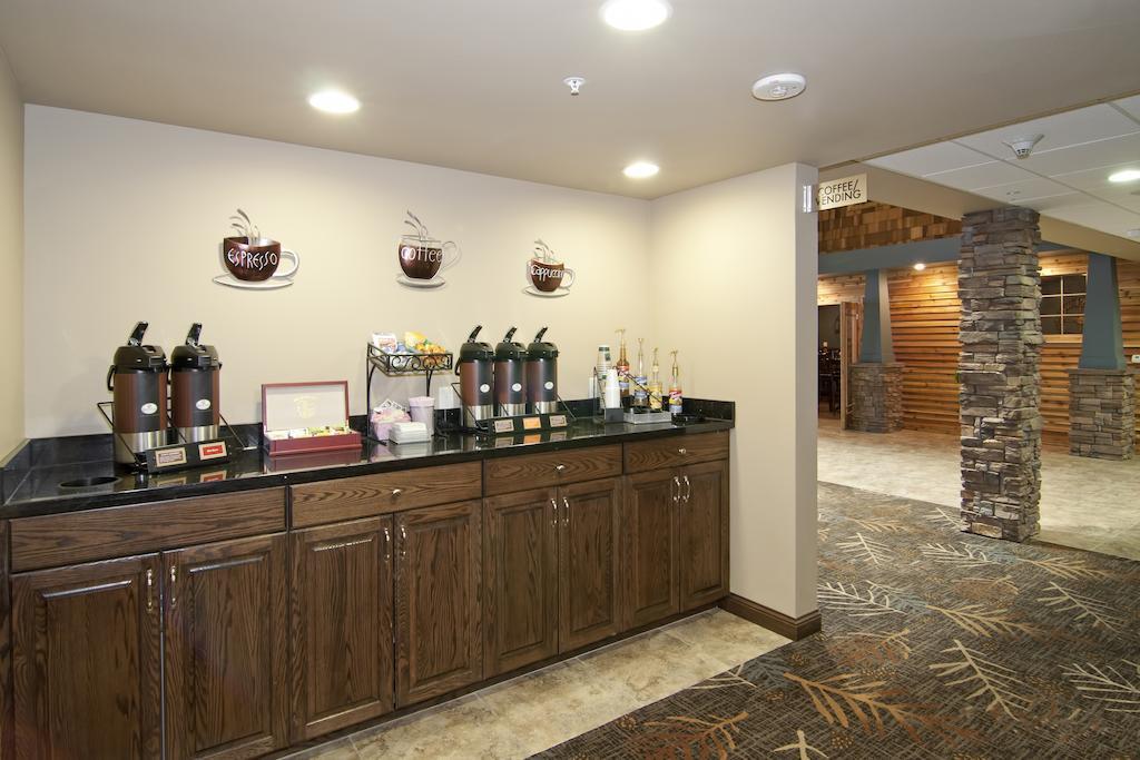 The Watford Hotel Watford City Exterior photo